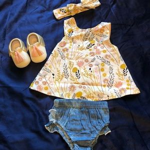 Floral cross body top w/ ruffle butt jeans